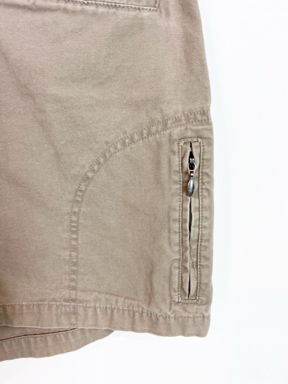 COLUMBIA KHAKI FLAT FRONT SHORTS WITH ZIPPER POCKET WOMENS SZ 14 - Picture 2 of 6